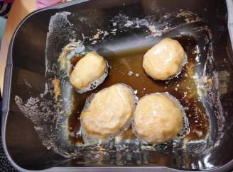 Dissolving fizzy (carbonated) play dough eggs with vinegar to find the dinosaurs inside