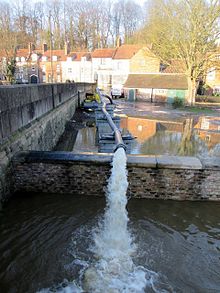 Floodwater is pumped back into the retreating River Derwent at Malton on 27 December 2015 (Wikipedia)